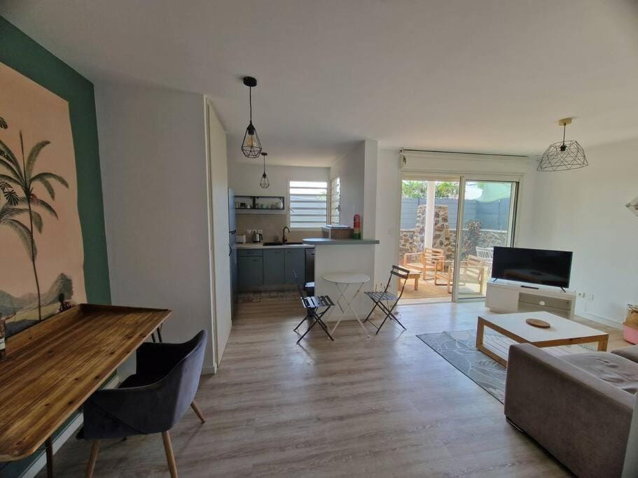 TV and multimedia, Kitchen or kitchenette, Living room, Seating area, Dining area, stove