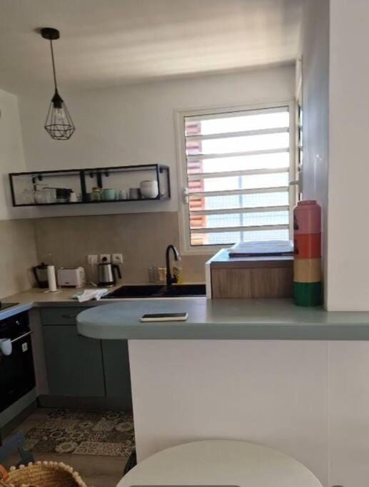Coffee/tea facilities, Kitchen or kitchenette, Dining area, stove, toaster