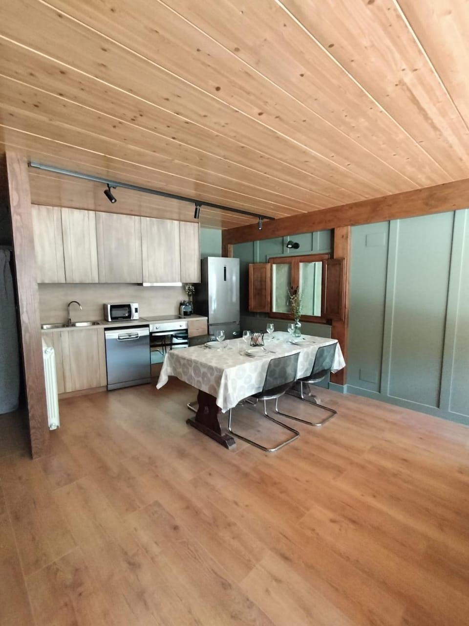 Kitchen or kitchenette, Dining area