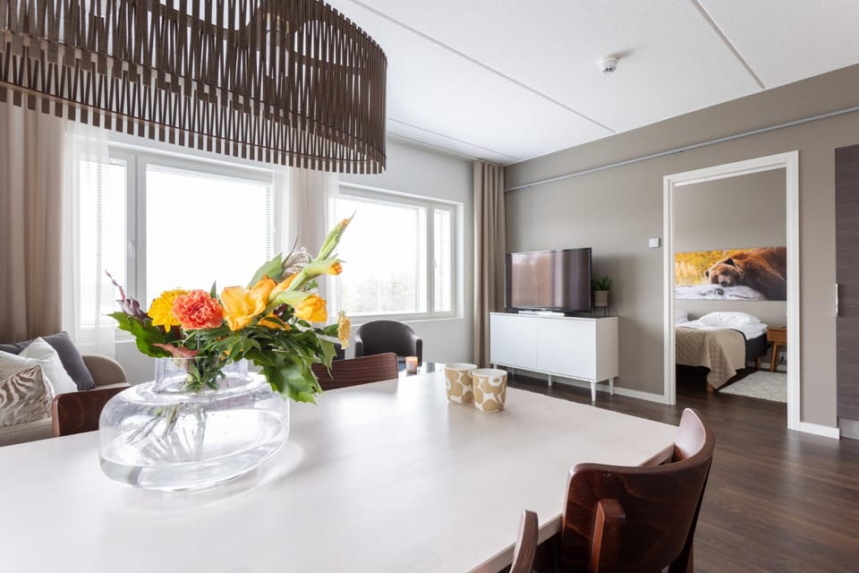 TV and multimedia, Living room, Seating area, Dining area
