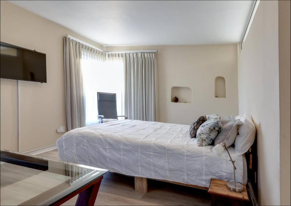 Bed, TV and multimedia, Photo of the whole room, Bedroom