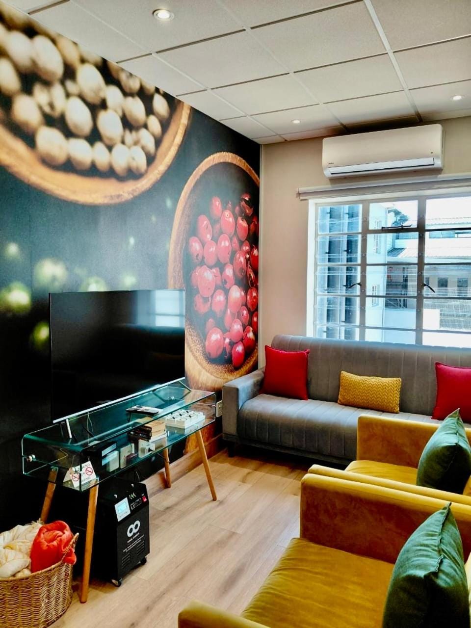 TV and multimedia, Living room, Seating area, Evening entertainment, air conditioner