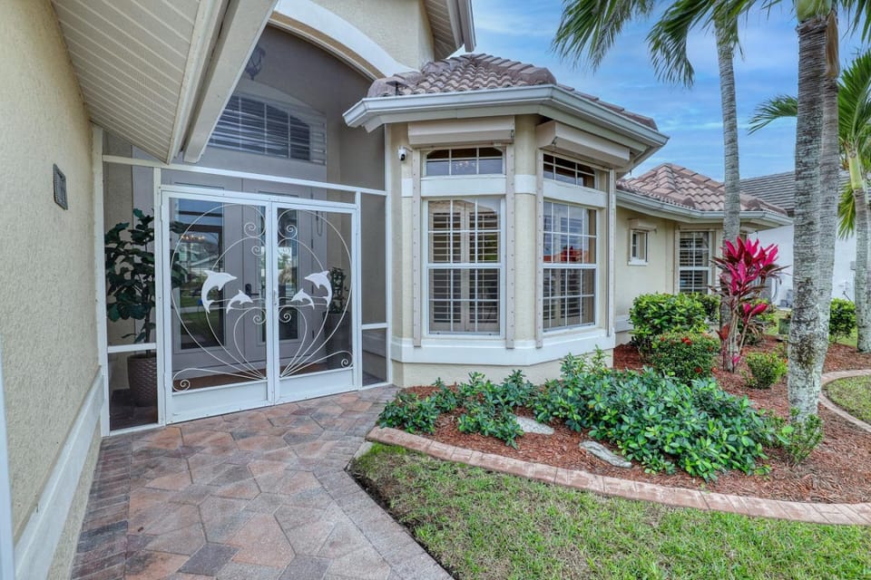 Newly renovated 3 bed/3 bath in the Four Mile Cove area w. heated pool and spa. Gulf access! Villa in Cape Coral