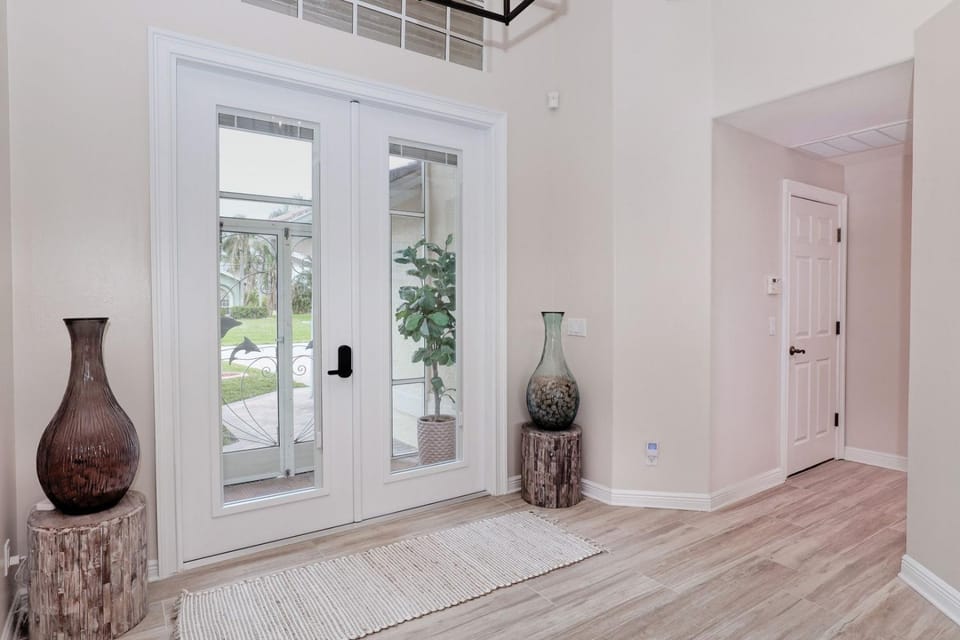 Newly renovated 3 bed/3 bath in the Four Mile Cove area w. heated pool and spa. Gulf access! Villa in Cape Coral