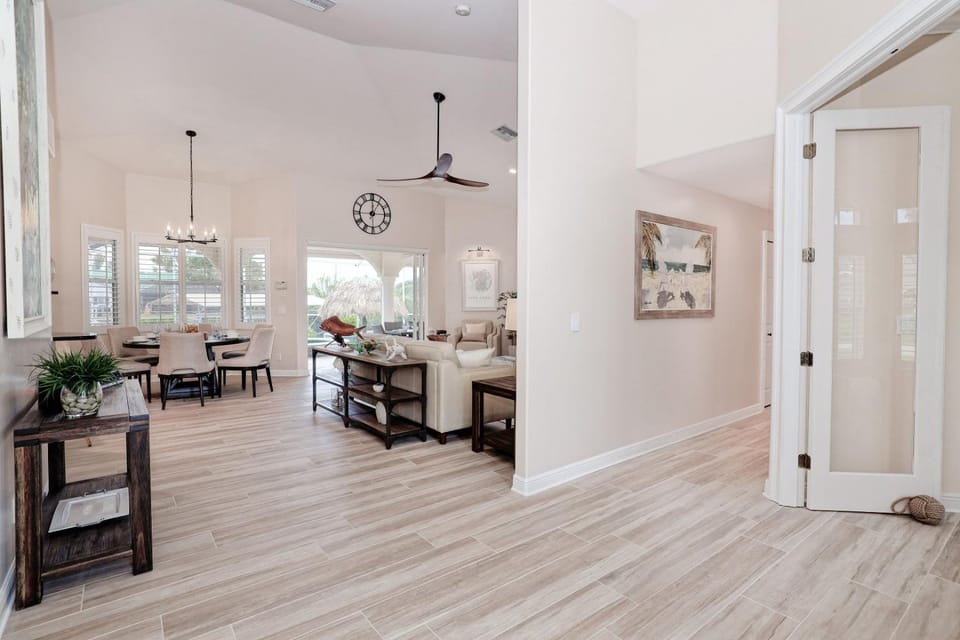 Newly renovated 3 bed/3 bath in the Four Mile Cove area w. heated pool and spa. Gulf access! Villa in Cape Coral
