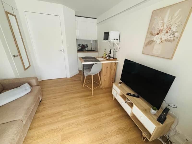 TV and multimedia, Coffee/tea facilities, Decorative detail, Dining area, Meals, furniture, microwave, kitchen