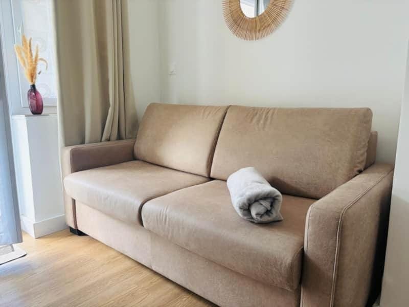 Bed, Living room, Decorative detail