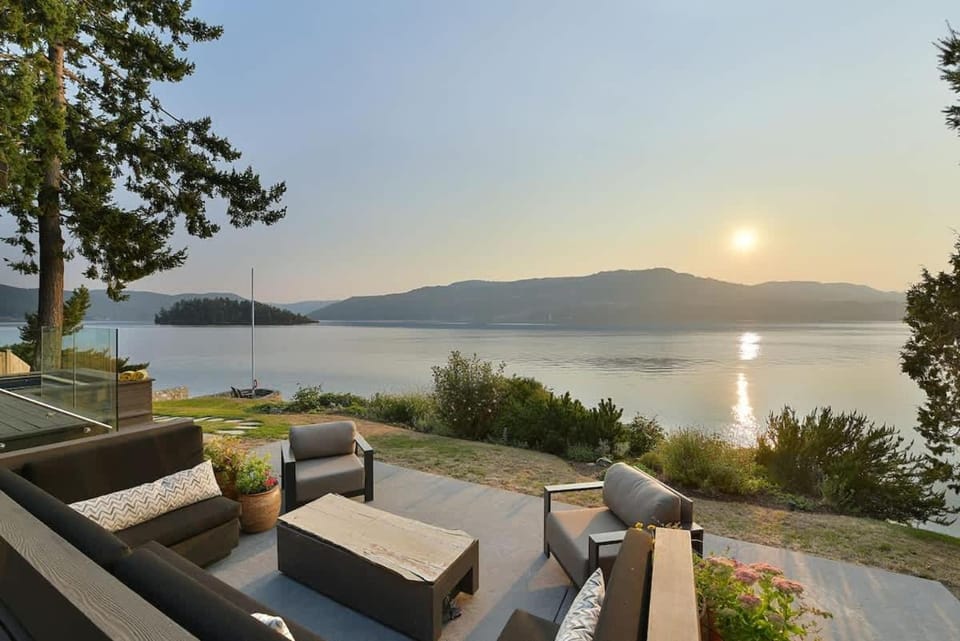 Island Luxury Oceanside Estate by EMR Vacation Rentals House in Southern Gulf Islands