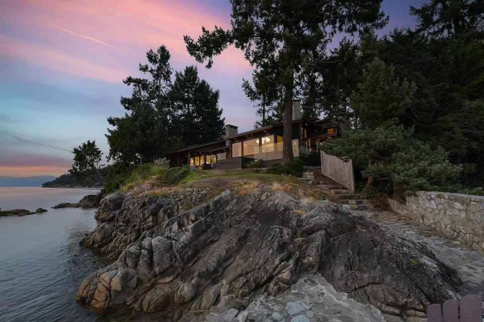 Island Luxury Oceanside Estate by EMR Vacation Rentals House in Southern Gulf Islands