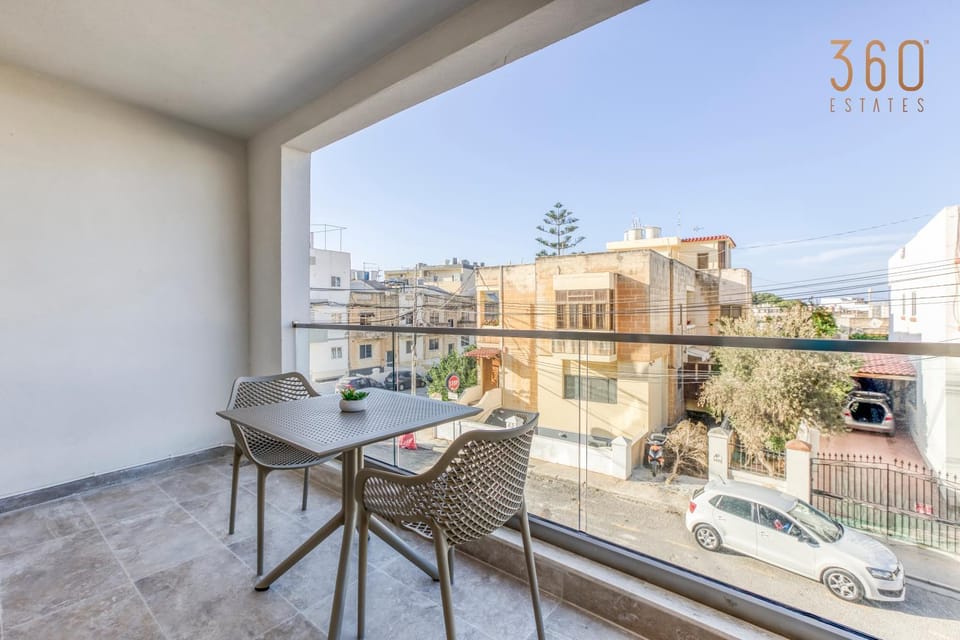 Property building, Patio, Day, View (from property/room), Balcony/Terrace, Living room, Seating area, Dining area, City view