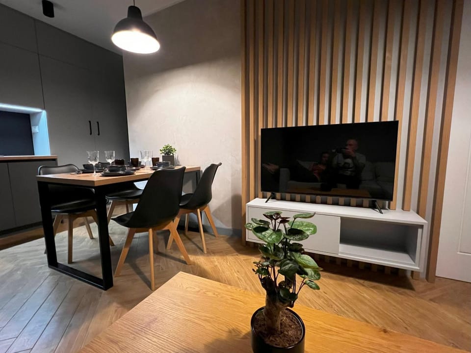 TV and multimedia, Living room, Seating area, Evening entertainment