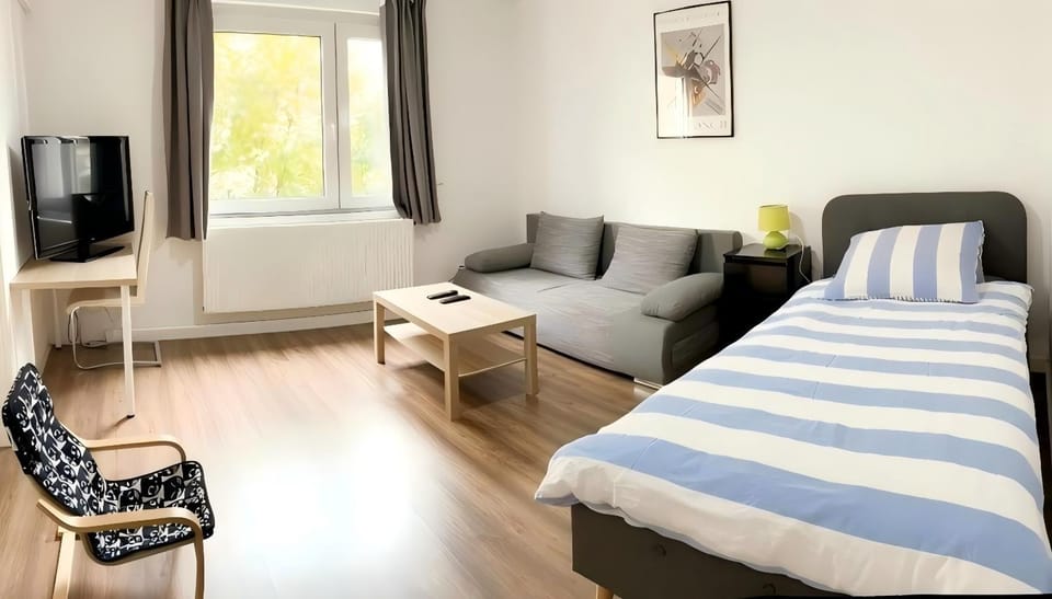 near Düsseldorf Messe and Airport, two Bedrooms, Parking, Kitchen and Garden Apartment in Duisburg