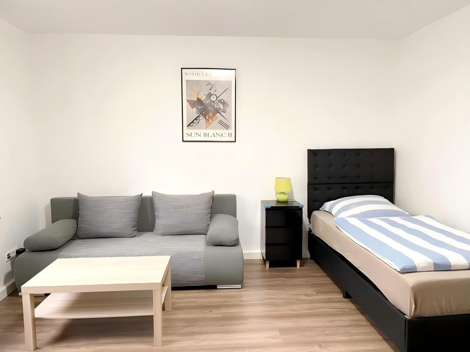 near Düsseldorf Messe and Airport, two Bedrooms, Parking, Kitchen and Garden Apartment in Duisburg