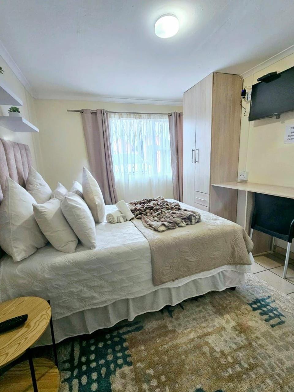 Bed, TV and multimedia, Photo of the whole room, Bedroom, wardrobe
