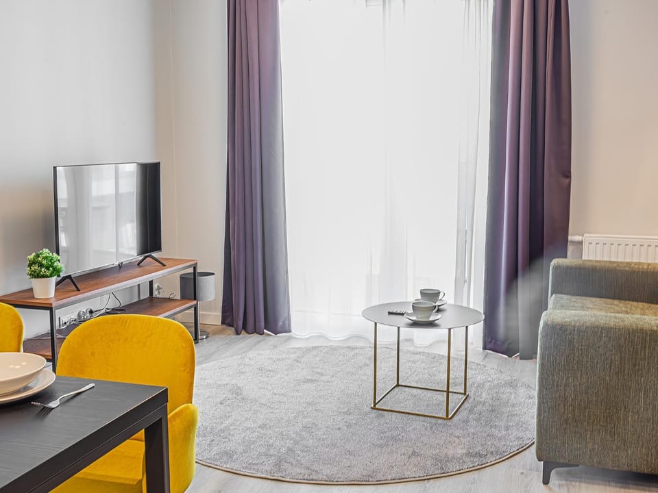 Activities, Living room, Seating area, Evening entertainment