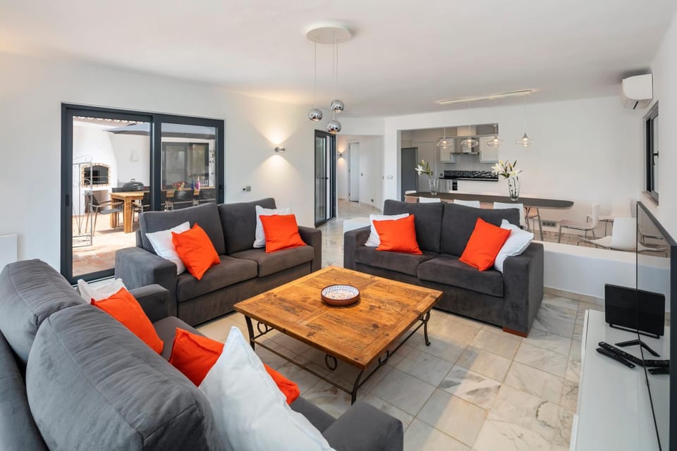 TV and multimedia, Living room, Seating area, Dining area