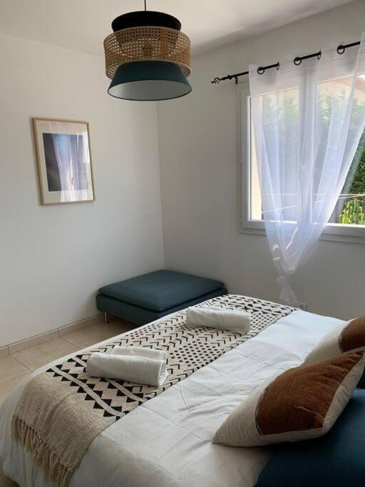 Bed, Photo of the whole room, Bedroom