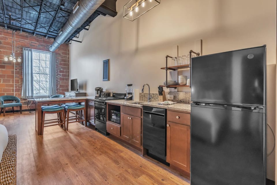 Kitchen or kitchenette, Dining area, dishwasher, oven, stove