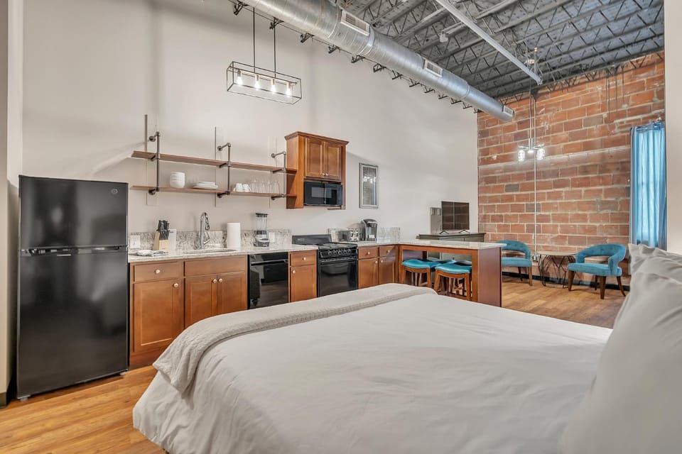 Bed, Kitchen or kitchenette, Bedroom, stove