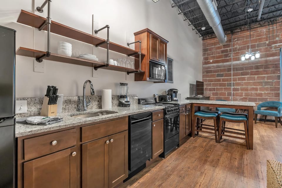 Coffee/tea facilities, Kitchen or kitchenette, dishwasher, stove, toaster