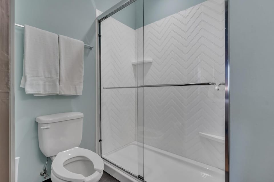 Shower, Toilet, Bathroom, towels