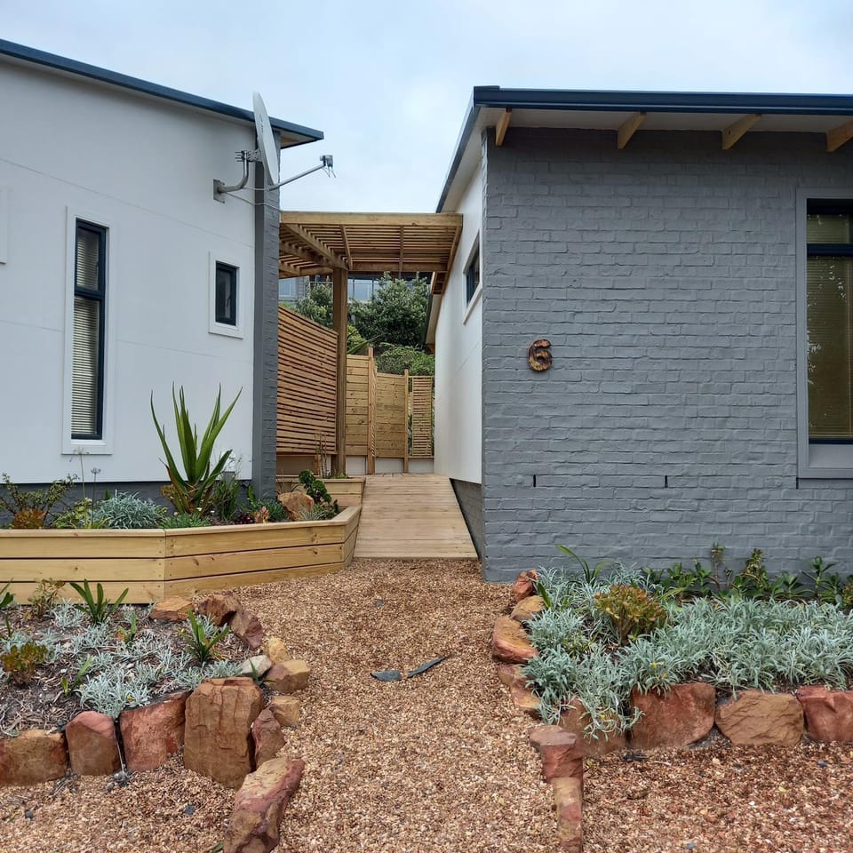 Brand new cottage, walk to beach - inverter, wi-fi, DSTV House in Eastern Cape