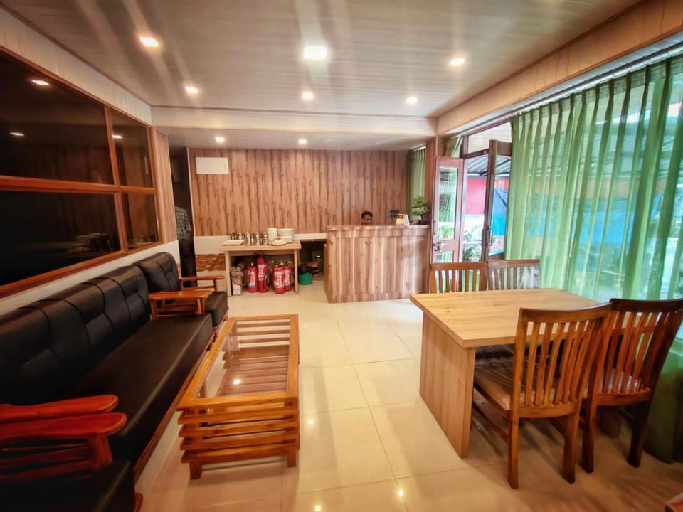 Seating area, Dining area
