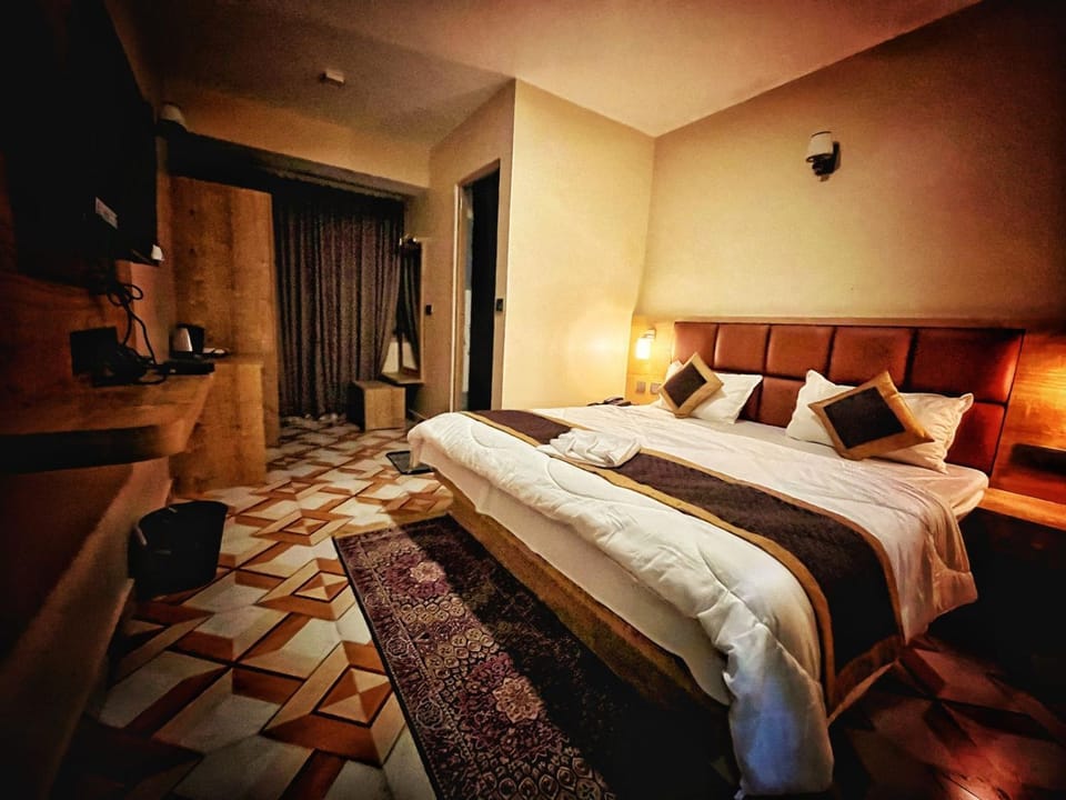 Bed, TV and multimedia, Photo of the whole room, Bedroom, towels