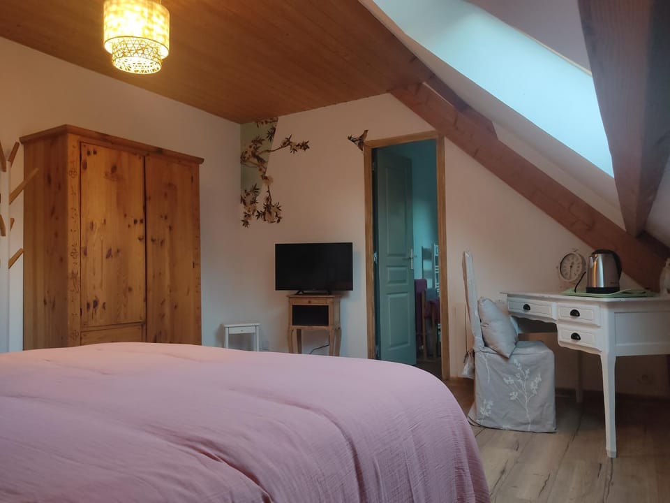 Bed, TV and multimedia, Bedroom