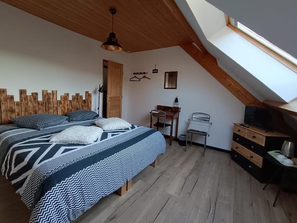 Photo of the whole room, Bedroom