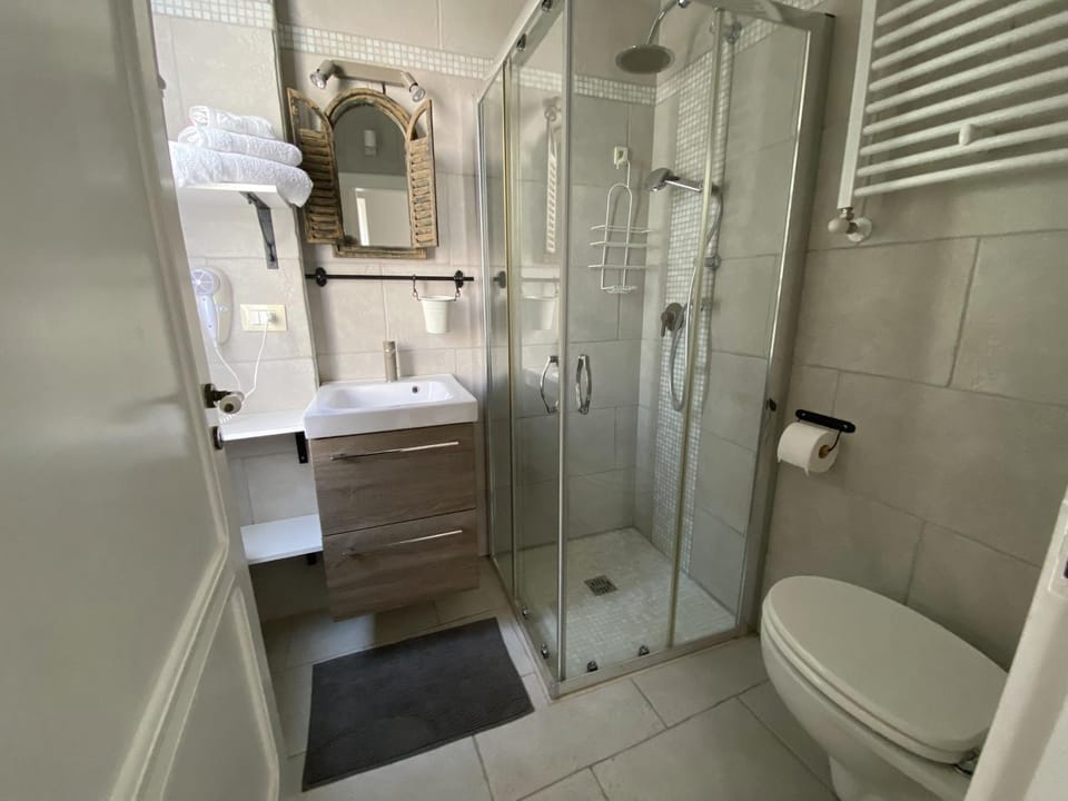Shower, Bathroom, towels