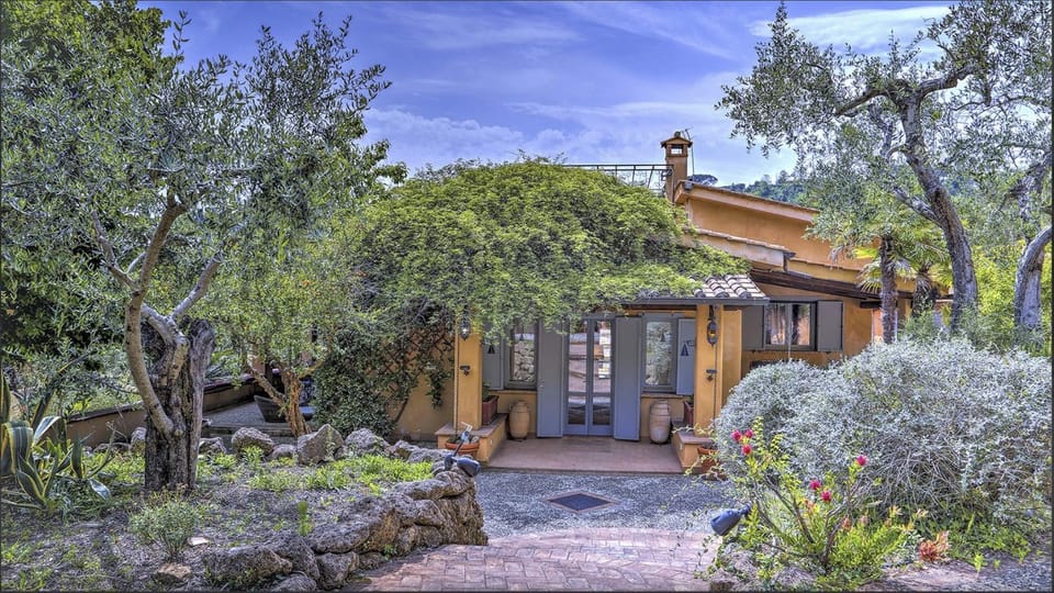Property building, Facade/entrance, Day, Garden, Garden view