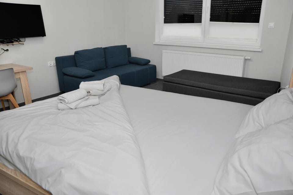 Bed, TV and multimedia, Photo of the whole room, Seating area, Bedroom