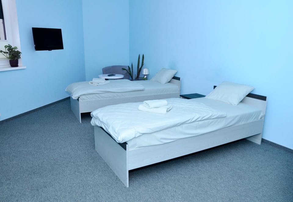 Bed, TV and multimedia, Photo of the whole room, Bedroom, towels