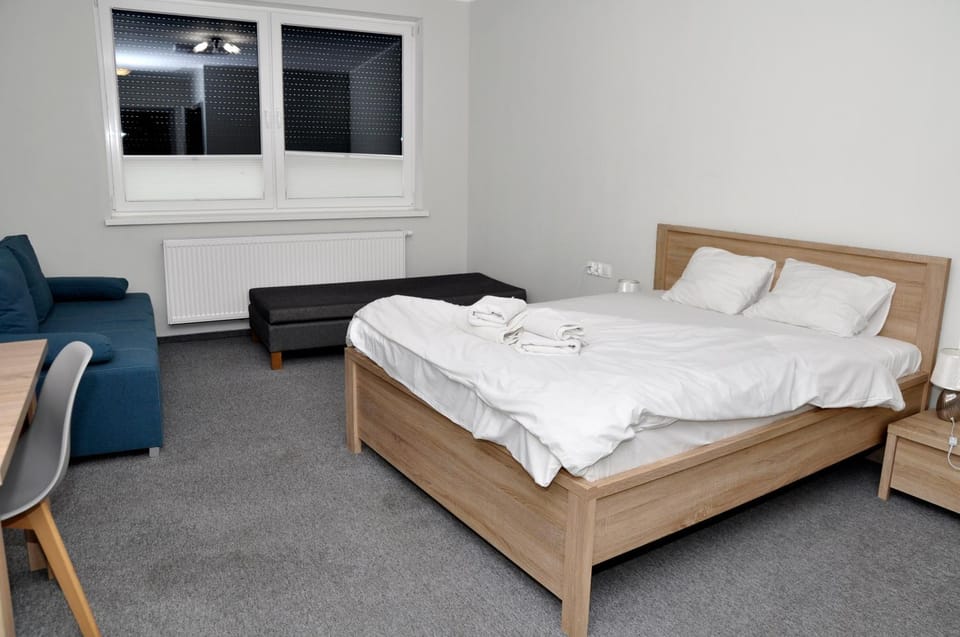 Bed, Photo of the whole room, Bedroom, towels