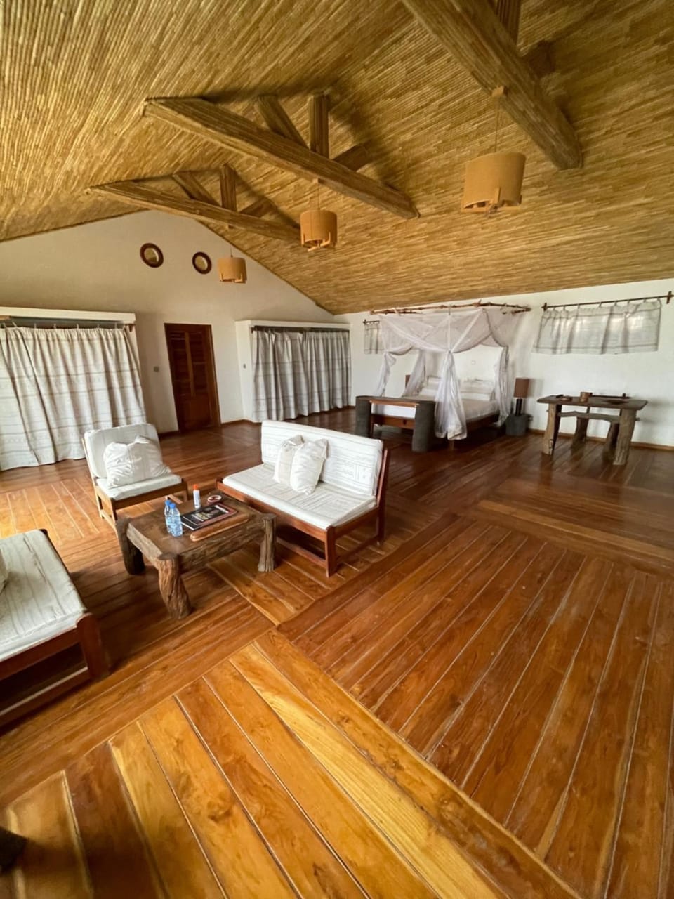 TV and multimedia, Living room, Photo of the whole room, Seating area, Dining area, Bedroom, air conditioner
