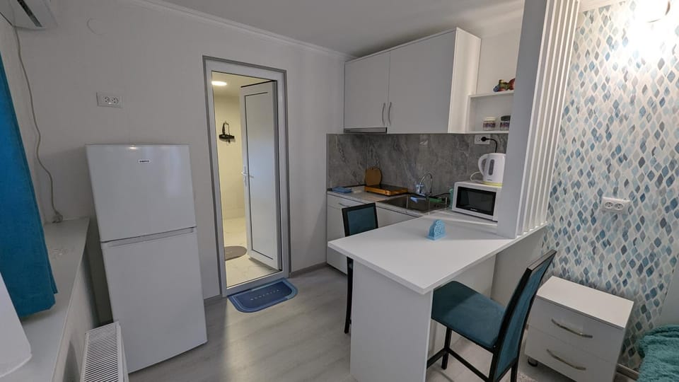 TV and multimedia, Kitchen or kitchenette, Dining area, stove
