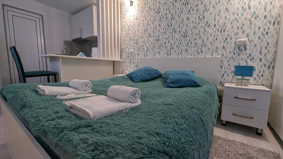Photo of the whole room, Bedroom, towels