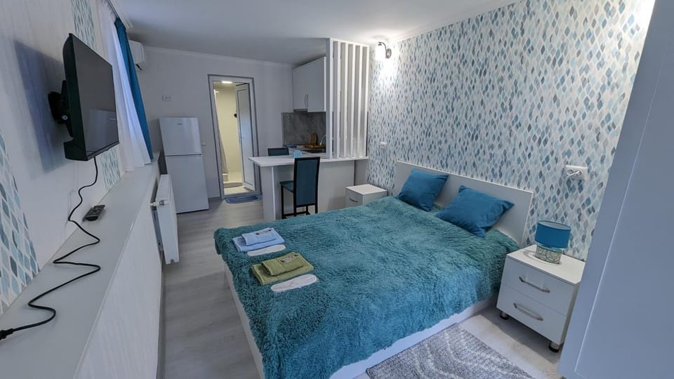 Communal lounge/ TV room, TV and multimedia, Photo of the whole room, Seating area, Evening entertainment, Bedroom, hair dresser, towels