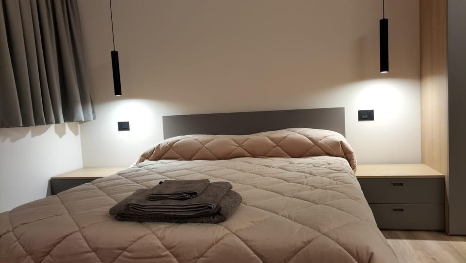 Bed, Bedroom, towels