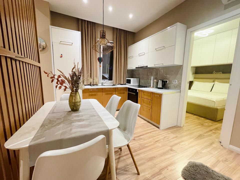Coffee/tea facilities, Kitchen or kitchenette, Dining area