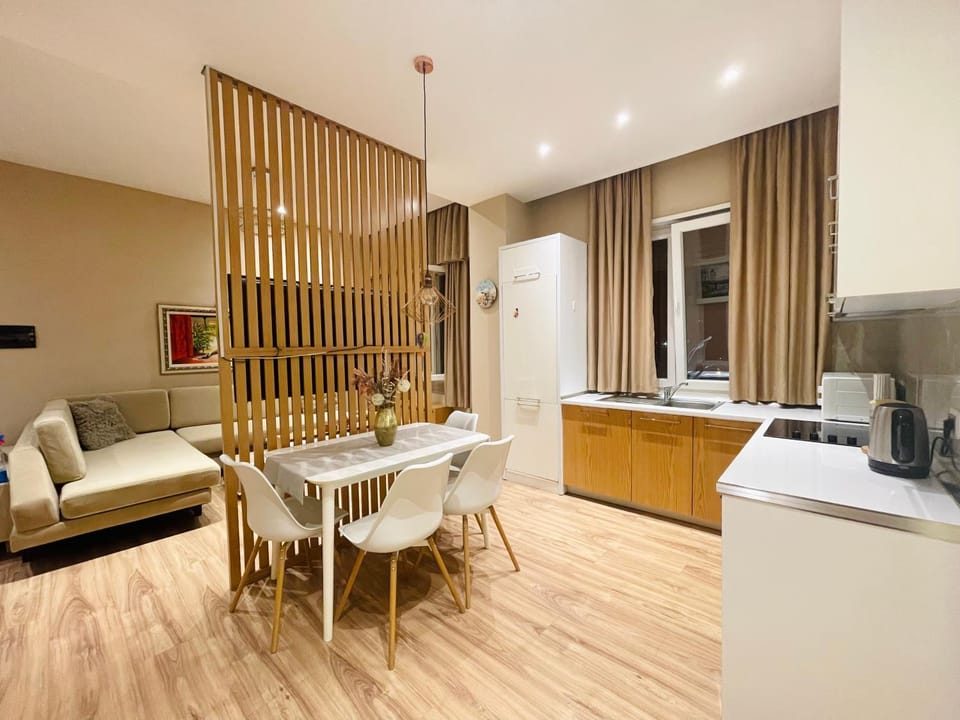 Kitchen or kitchenette, Dining area