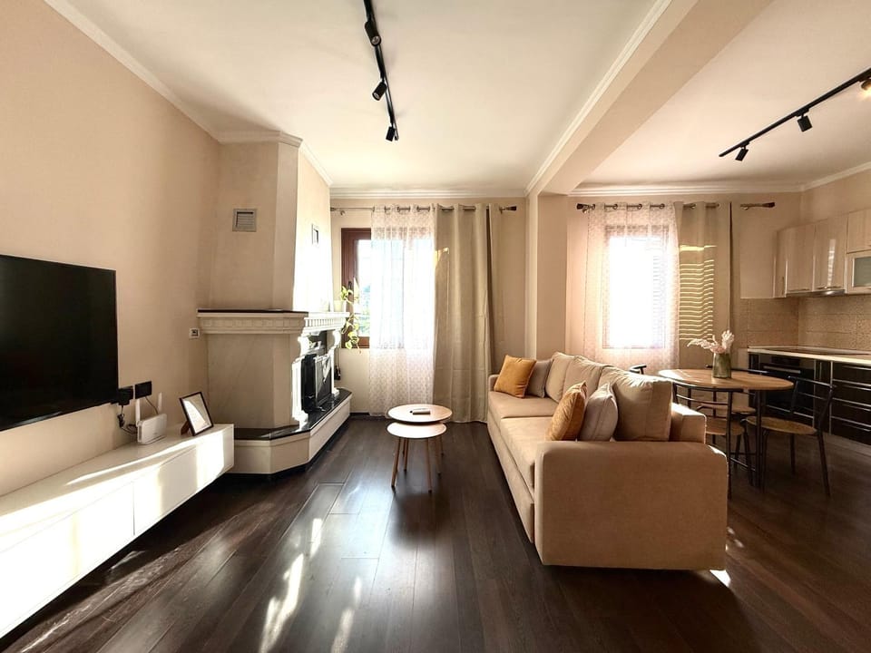TV and multimedia, Kitchen or kitchenette, Living room, Seating area