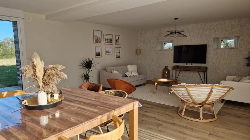 Communal lounge/ TV room, TV and multimedia, Living room, Seating area, Dining area