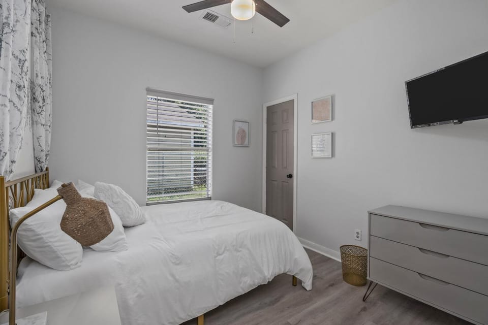 Bed, TV and multimedia, Bedroom