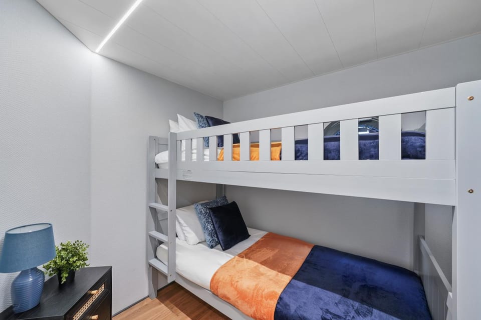 London Water Lodge Retreat - Sleeps 6 Docked boat in London