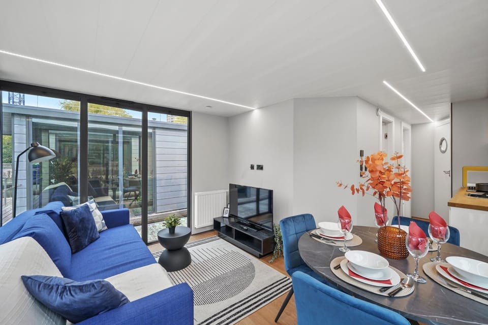 London Water Lodge Retreat - Sleeps 6 Docked boat in London