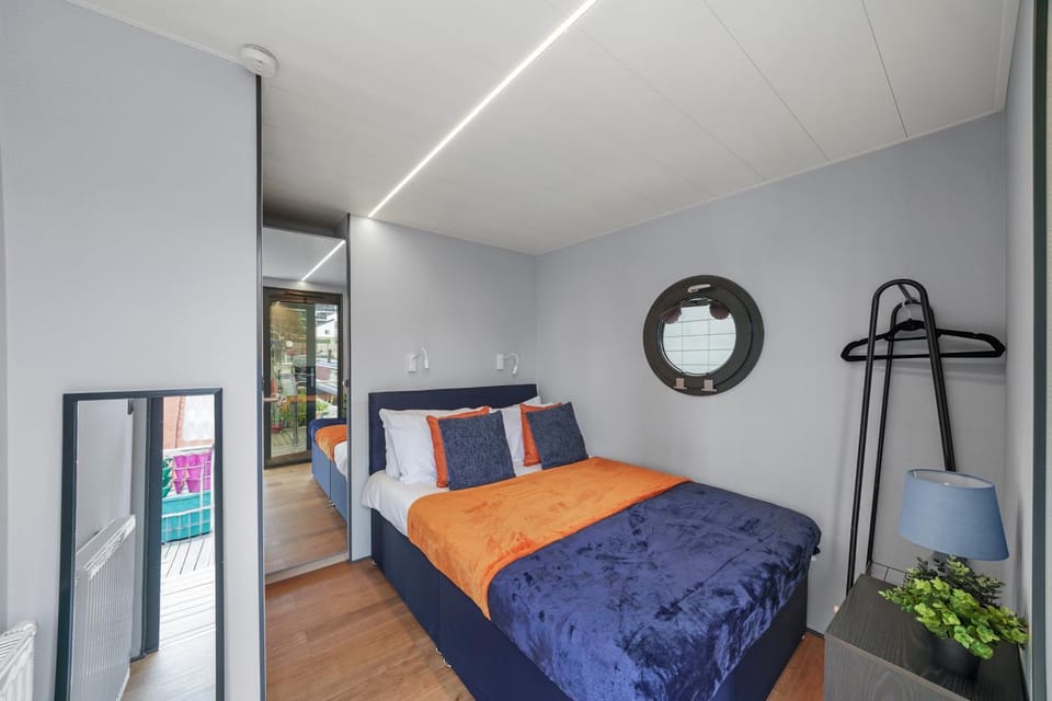 London Water Lodge Retreat - Sleeps 6 Docked boat in London