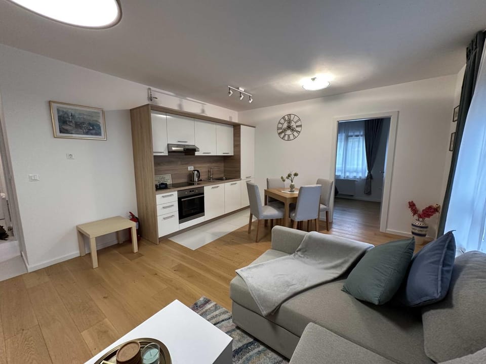 Kitchen or kitchenette, Living room, Seating area, Dining area