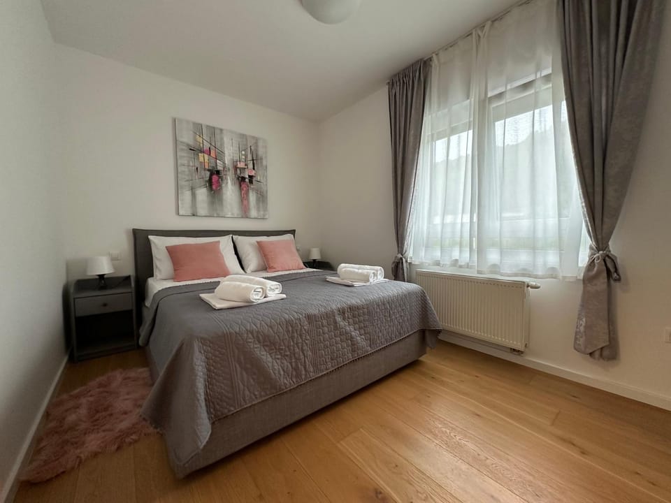 Bed, Photo of the whole room, Bedroom, towels